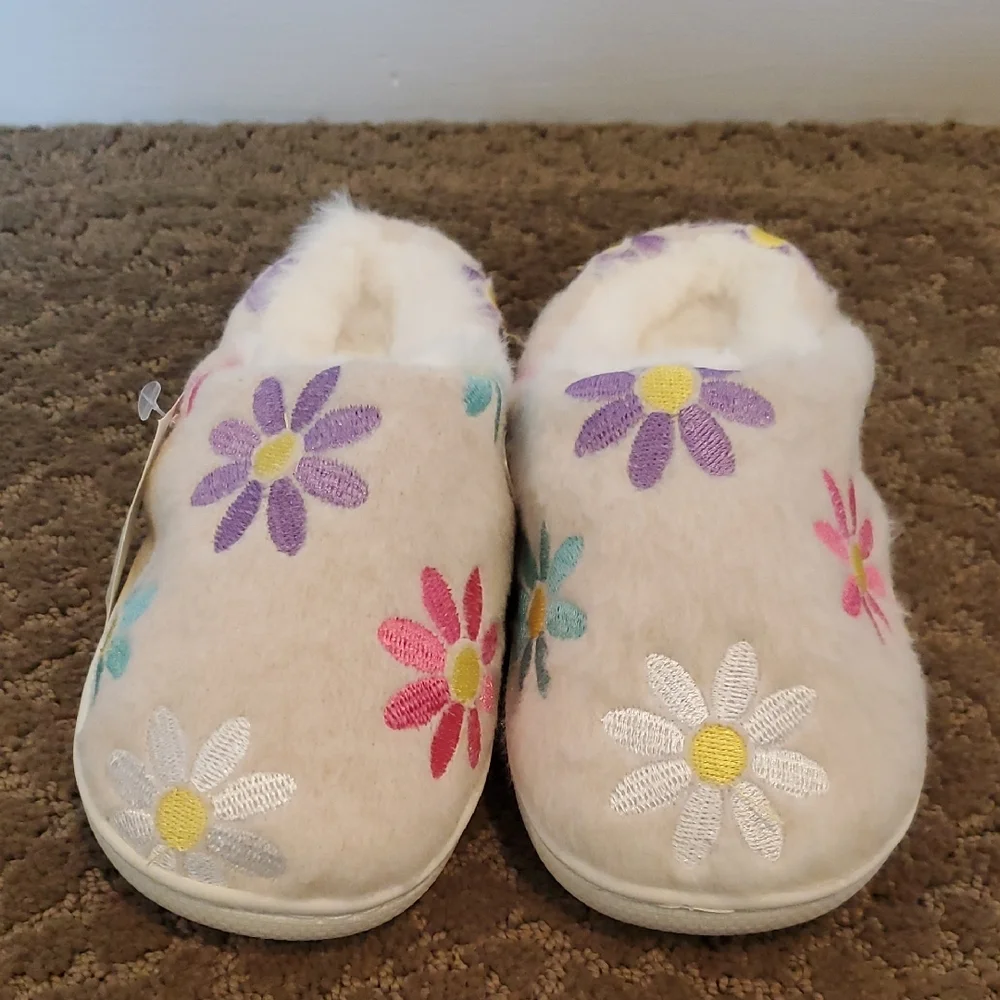 Girls FALLS CREEK Daisy Flowers Embroidered Slippers 10/11 12/13 1/2 3/4 NWT